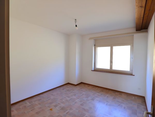Les Hauts-Geneveys: Attique chaleureux de 3,5pces - balcon et ascenseur – Image 9