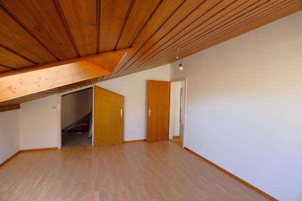 Les Hauts-Geneveys: Attique chaleureux de 3,5pces - balcon et ascenseur – Image 11