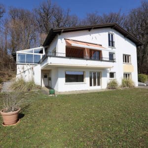 Corcelles : Villa en lisière de forêt avec vue sur le lac et les alpes