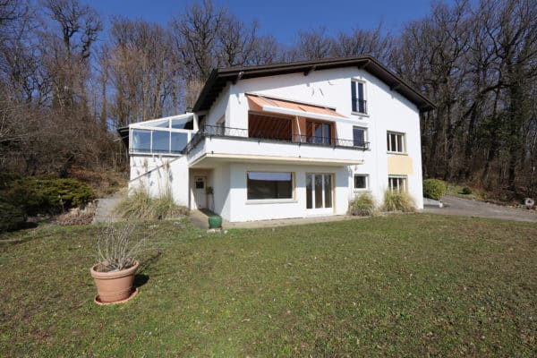 Corcelles : Villa en lisière de forêt avec vue sur le lac et les alpes
